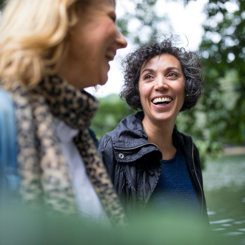 Zwei Frauen unterhalten sich beim Spaziergang.