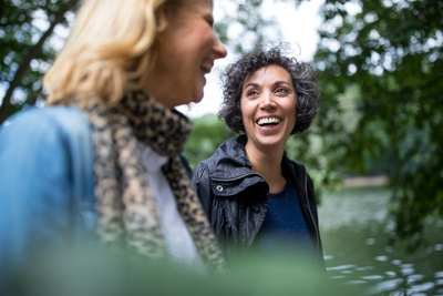 Zwei Frauen unterhalten sich beim Spaziergang.