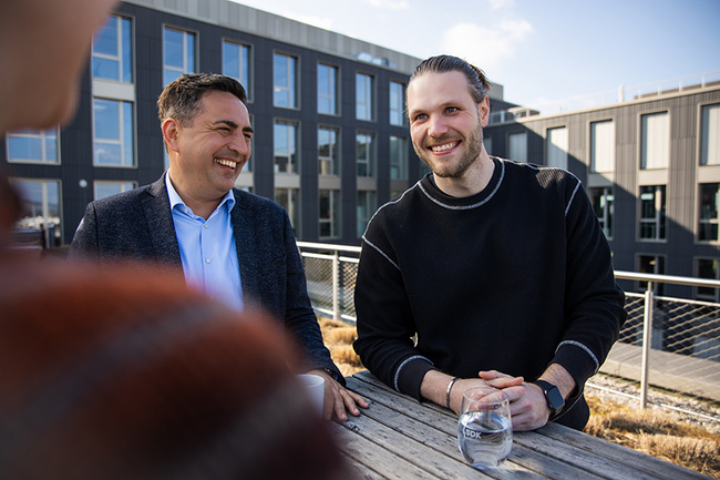 Drei SDK-Mitarbeitende auf der Dachterrasse.