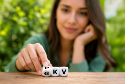 Eine Frau dreht einen Würfel auf dem dann die Buchstaben "GKV" ersichtlich sind