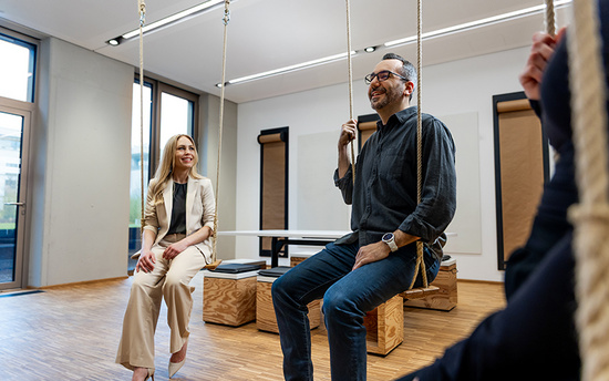 Mitarbeitende der SDK im modernem Meetingraum.