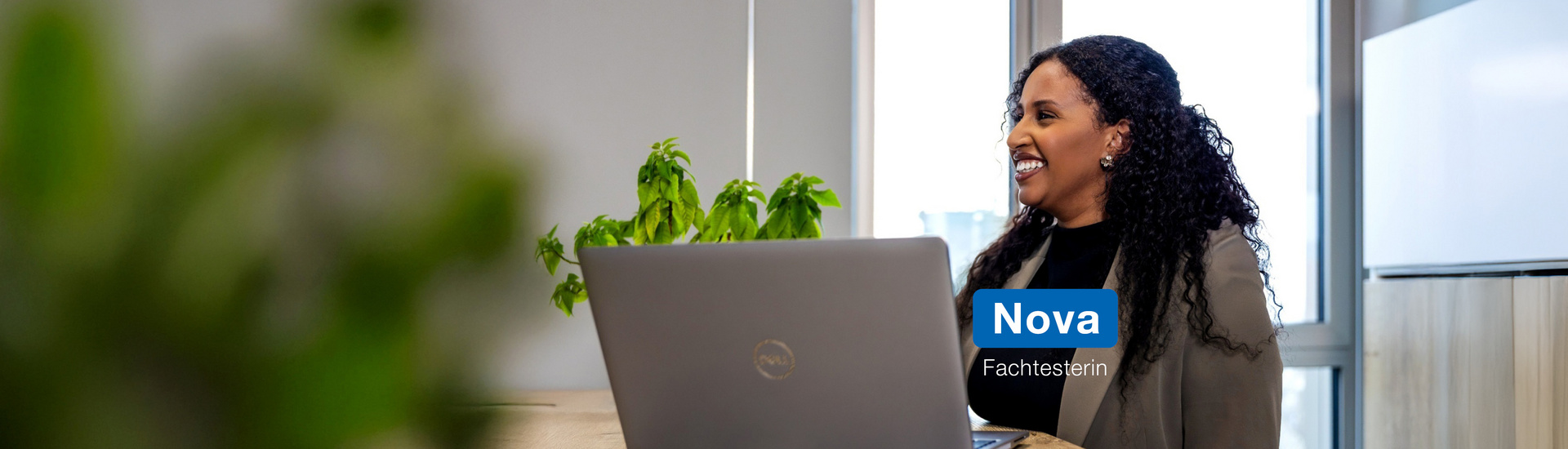 Fachkraft Nova vor einem Laptop.