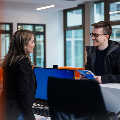 SDK Mitarbeitende im Gespräch.