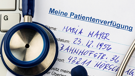 Eine ausgefüllte Patientenverfügung liegt auf einer Tastatur.
