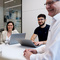SDK Mitarbeitende besprechen sich in einem Meeting.