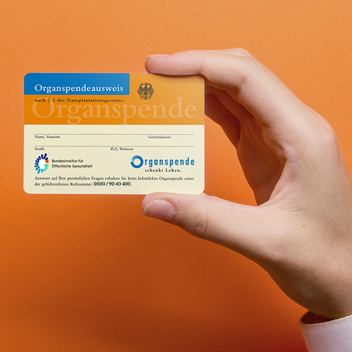 Eine Hand hält einen Organspende-Ausweis.