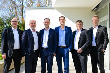 Sechs Vorstandsmitglieder der SDK und der Stuttgarter Versicherung.