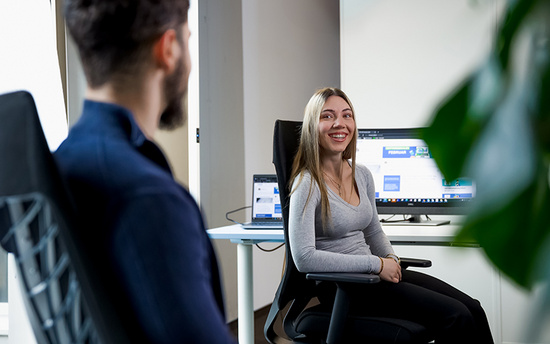 Mitarbeitende der SDK an ihrem Arbeitsplatz.