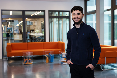 Portrait eines SDK-Mitarbeiters in Ausbildung.