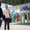 Zwei Personen vor dem Eingang der SDK Hauptverwaltung in Fellbach.