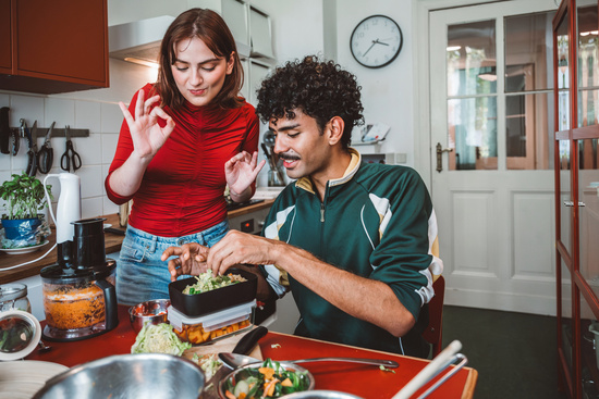 Zwei junge Studenten Bereiten eine Mahlzeit vor.