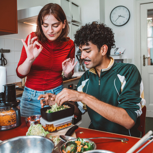 Zwei junge Studenten Bereiten eine Mahlzeit vor.