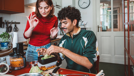 Zwei junge Studenten Bereiten eine Mahlzeit vor.