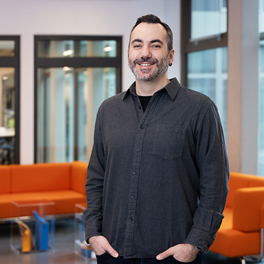 Portraits des SDK-Mitarbeiters Caner.