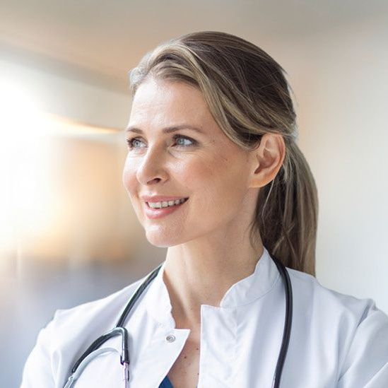 Ärztin blickt in die Ferne
