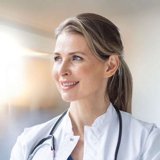 Ärztin blickt in die Ferne