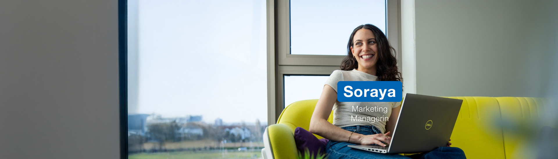 SDK-Mitarbeiterin Soraya auf einem Sofa im SDK-Gebäude.