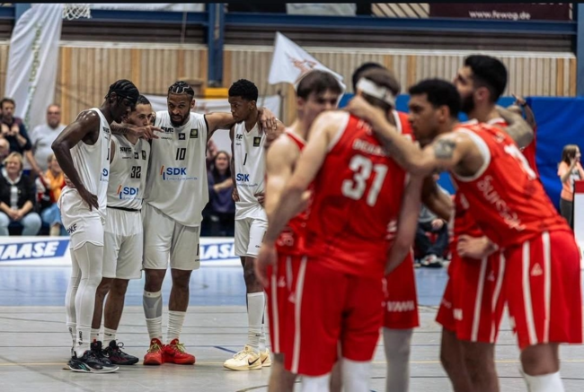 Fellbach Flashers beim Basketballspiel mit gegnerischer Mannschaft