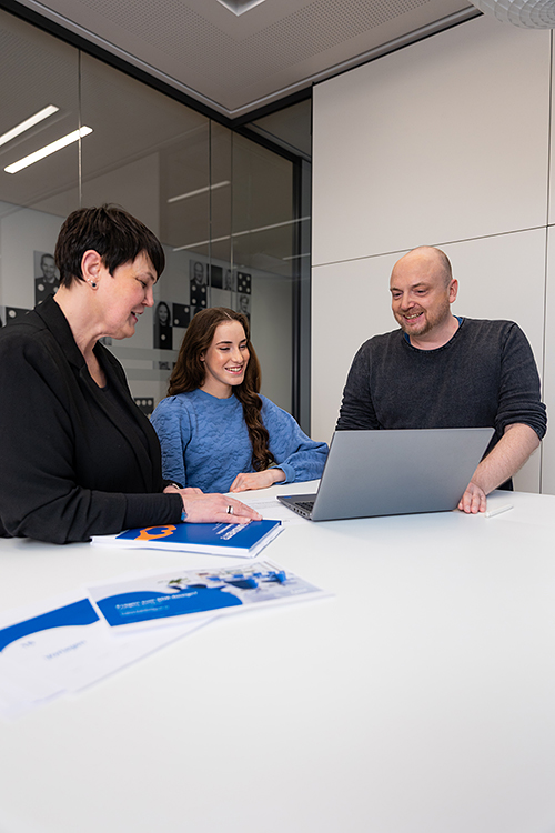 Darja mit SDK-Mitarbeitern.