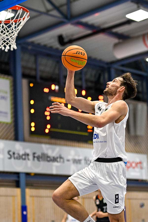 Basketballspieler der Fellbach Flashers beim Korbwurf