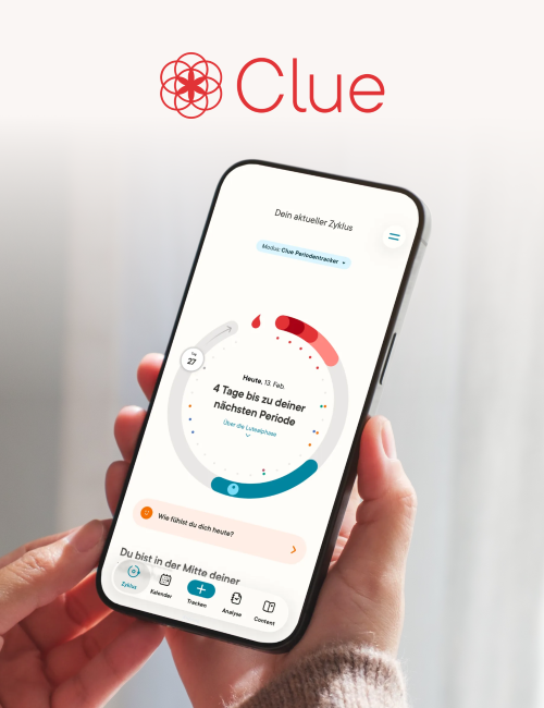 Jemand hält ein Smartphone in der Hand, das die App Clue Plus zeigt.