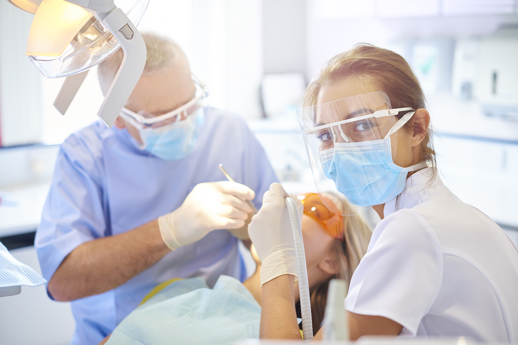Behandlung eines Patienten in einer Zahnarztpraxis.