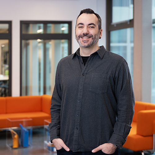 Portraits des SDK-Mitarbeiters Caner.