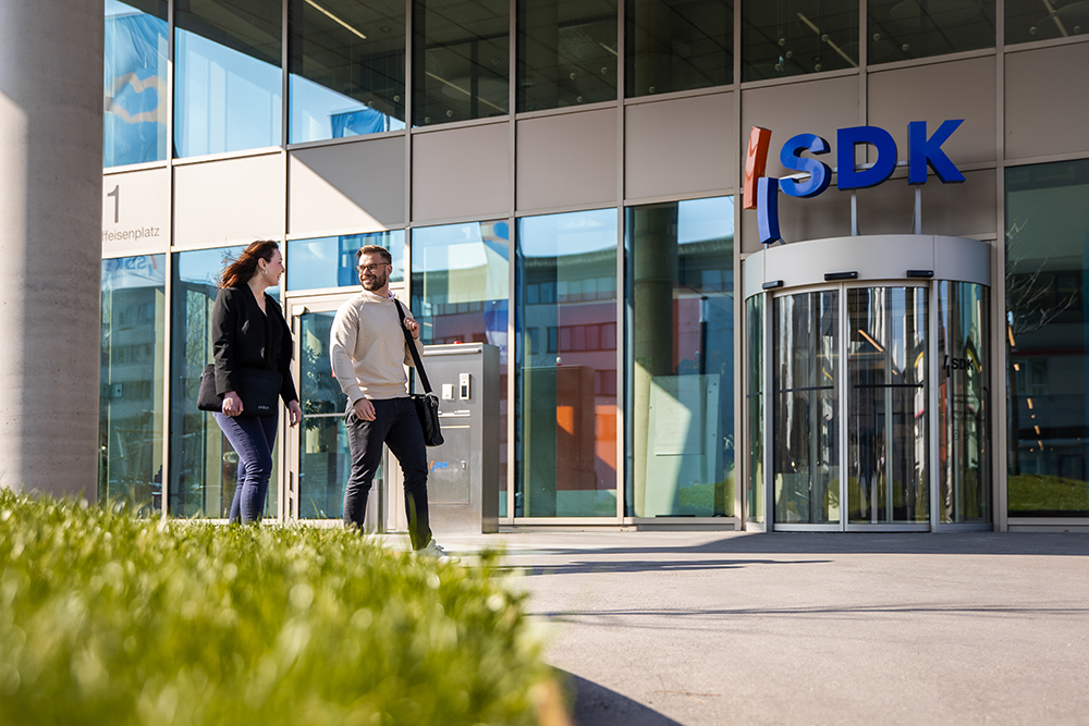 SDK Gebäude-Eingang mit zwei Mitarbeitern.