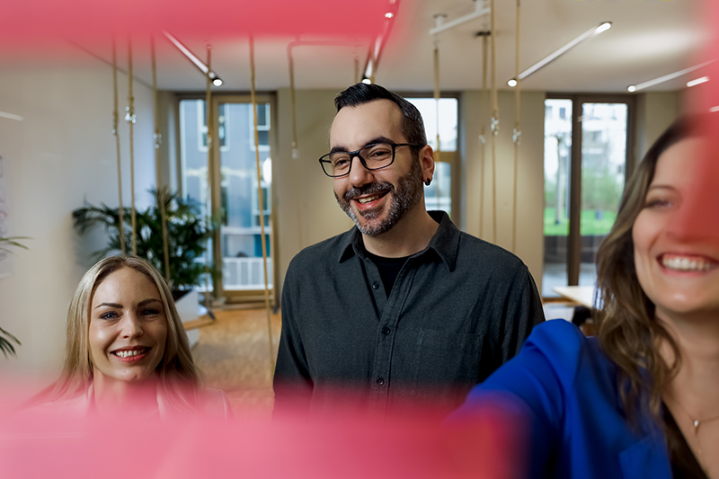 Drei SDK-Mitarbeitende im Workshop-Raum.